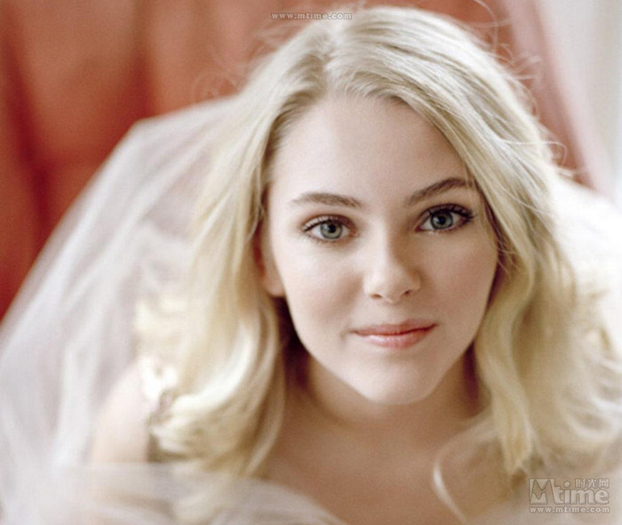 Cô ca sĩ, diễn viên Anna Sophie Roberts từng giành giải thưởng toàn quốc năm 2005 với vai diễn trong các phim "Because of Winn-Dixie" và "Charlie and the Chocolate factory". Mang vẻ đẹp hơi giống với Scarlett Johansson, hi vọng Anna sẽ tạo nên bản sắc riêng cho mình. Cô ca sĩ, diễn viên Anna Sophie Roberts từng giành giải thưởng toàn quốc năm 2005 với vai diễn trong các phim "Because of Winn-Dixie" và "Charlie and the Chocolate factory". Mang vẻ đẹp hơi giống với Scarlett Johansson, hi vọng Anna sẽ tạo nên bản sắc riêng cho mình.