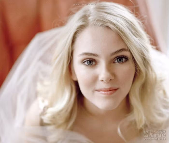 Cô ca sĩ, diễn viên Anna Sophie Roberts từng giành giải thưởng toàn quốc năm 2005 với vai diễn trong các phim "Because of Winn-Dixie" và "Charlie and the Chocolate factory". Mang vẻ đẹp hơi giống với Scarlett Johansson, hi vọng Anna sẽ tạo nên bản sắc riêng cho mình.