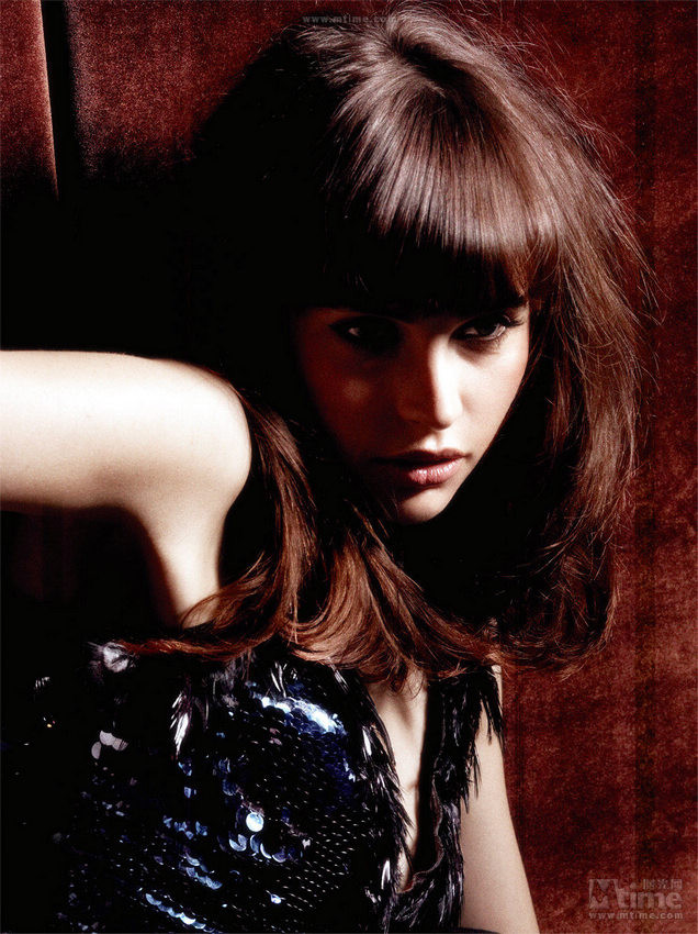 Cô diễn viên người Anh sinh năm 1984 Felicity Jones đến từ vùng Birmingham, được biết đến với vai diễn trong các bộ phim “The Archers”, “Cemetery Junction” và “Chalet Girl”, cô từng được mời làm gương mặt đại diện mới của hãng thời trang nổi tiếng Anh quốc Burberry. Cô diễn viên người Anh sinh năm 1984 Felicity Jones đến từ vùng Birmingham, được biết đến với vai diễn trong các bộ phim “The Archers”, “Cemetery Junction” và “Chalet Girl”, cô từng được mời làm gương mặt đại diện mới của hãng thời trang nổi tiếng Anh quốc Burberry.