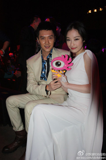 Và không ngại ngần thể hiện tình cảm với nhau. Và không ngại ngần thể hiện tình cảm với nhau.