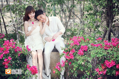 Lý Tiểu Lộ và Giả Nãi Lượng quen nhau lần đầu khi cùng hợp tác trong phim "Khi mẹ đẻ gặp mẹ chồng" và cả 2 đã nhanh chóng rơi vào lưới tình. Lý Tiểu Lộ và Giả Nãi Lượng quen nhau lần đầu khi cùng hợp tác trong phim "Khi mẹ đẻ gặp mẹ chồng" và cả 2 đã nhanh chóng rơi vào lưới tình.