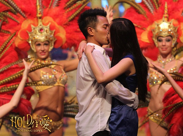 Cặp đôi không ngại ngần thể hiện tình cảm nồng nàn chốn đông người. Cặp đôi không ngại ngần thể hiện tình cảm nồng nàn chốn đông người.