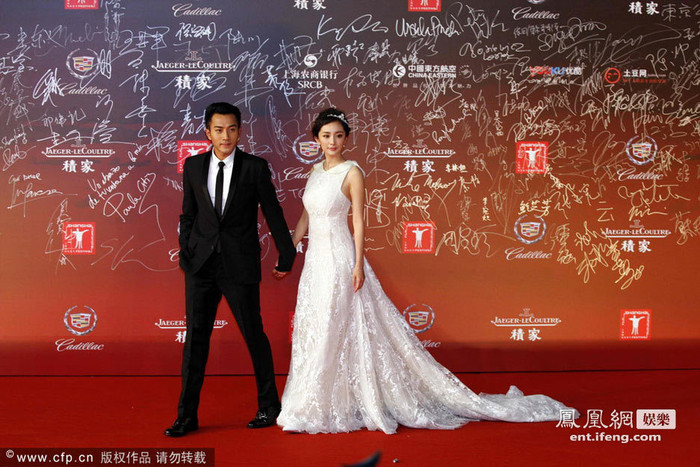 Sau phim truyền hình "Như Ý", Dương Mịch và Lưu Khải Uy công khai hẹn hò, đập tan tin đồn tình cảm trước đó giữa cô và Phùng Thiệu Phong. Sau phim truyền hình "Như Ý", Dương Mịch và Lưu Khải Uy công khai hẹn hò, đập tan tin đồn tình cảm trước đó giữa cô và Phùng Thiệu Phong.