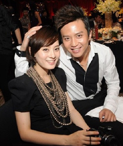 Tôn Lệ và Đặng Siêu là cặp tình nhân vô cùng ngọt ngào. Cùng đóng cặp trong nhiều bộ phim, cặp đôi đã bén duyên nhau lúc nào không hay. Tôn Lệ và Đặng Siêu là cặp tình nhân vô cùng ngọt ngào. Cùng đóng cặp trong nhiều bộ phim, cặp đôi đã bén duyên nhau lúc nào không hay.