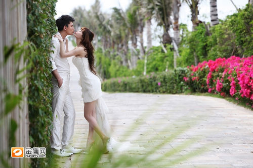 Dù Giả Nãi Lượng kém tuổi Lý Tiểu Lộ nhưng tình yêu của họ lúc nào cũng cháy bỏng, không khoảng cách. Dù Giả Nãi Lượng kém tuổi Lý Tiểu Lộ nhưng tình yêu của họ lúc nào cũng cháy bỏng, không khoảng cách.