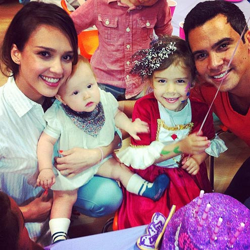 Gia đình hạnh phúc của cô với người chông mẫu mực Cash Warren và 2 cô con gái đáng yêu Honor và Haven