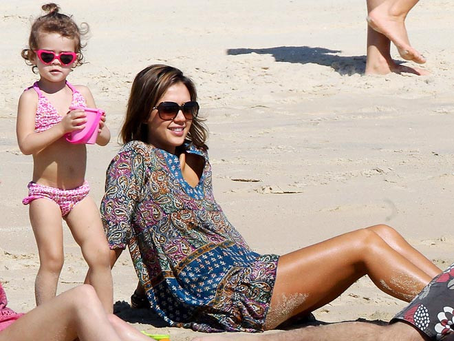 Mẹ con cùng tắm nắng trên bãi biển