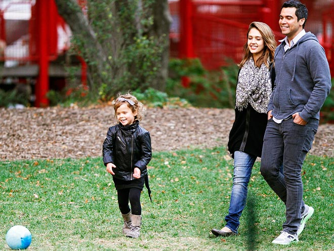 Sau ánh hào quang của điện ảnh, những giây phút bên người thân yêu vô cùng quý giá, và khi ấy, cô lại trở về là con người thật của mình, là vợ, là mẹ.