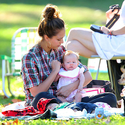 Bà mẹ trẻ chăm sóc 2 cô con gái