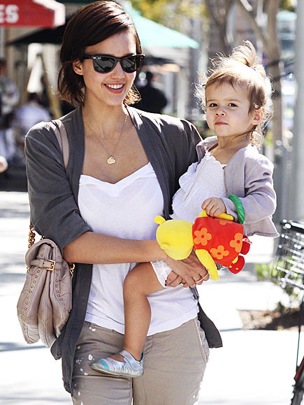 Bé Honor cũng rất thích được mẹ bế