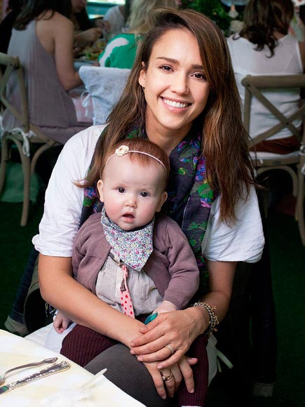 Jessica ngày càng xinh đẹp và quyến rũ. Cô bé Haven đã được mẹ làm điệu với một chiếc bờm tóc.