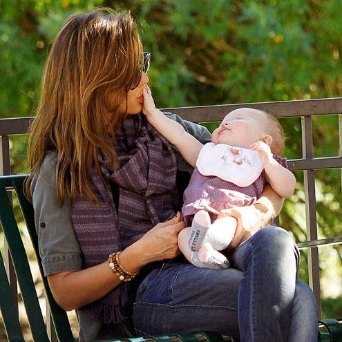 Cô bé Haven thích được mẹ âu yếm