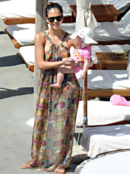 Jessica và cô con gái thứ hai, Haven cùng dạo phố ở một bờ biển