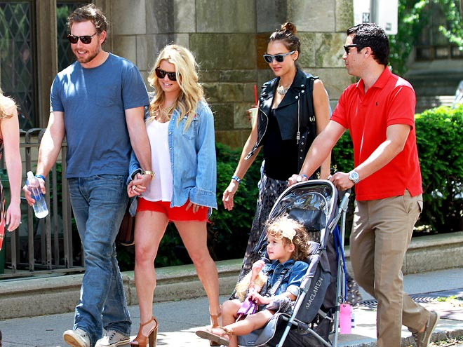Đi dạo cùng gia đình Jessica Simpson