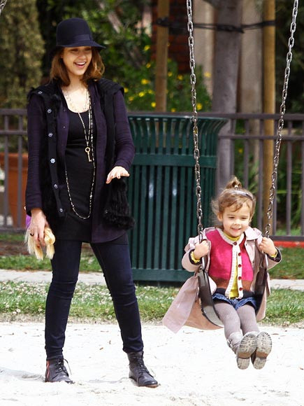 Mẹ con cùng chơi đùa