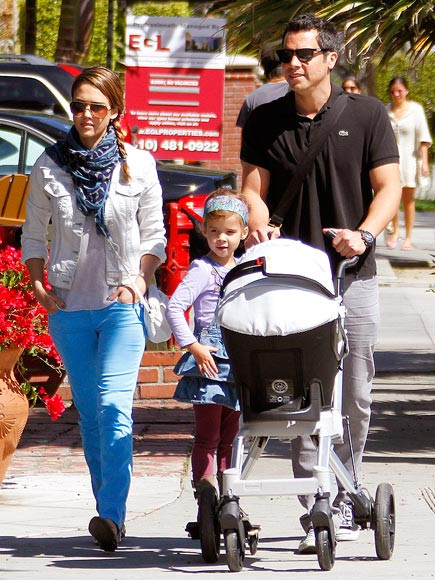 Cả gia đình bên nhau cùng dạo phố