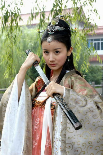 Phục trang của cô trong phim cũng khá cầu kì Phục trang của cô trong phim cũng khá cầu kì