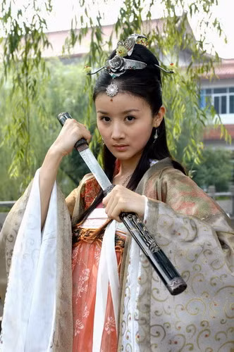 Phục trang của cô trong phim cũng khá cầu kì