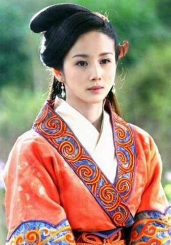 Tạo hình thùy mị, đoan trang với vai công chúa A Cửu trong "Bích huyết kiếm". Tạo hình thùy mị, đoan trang với vai công chúa A Cửu trong "Bích huyết kiếm".