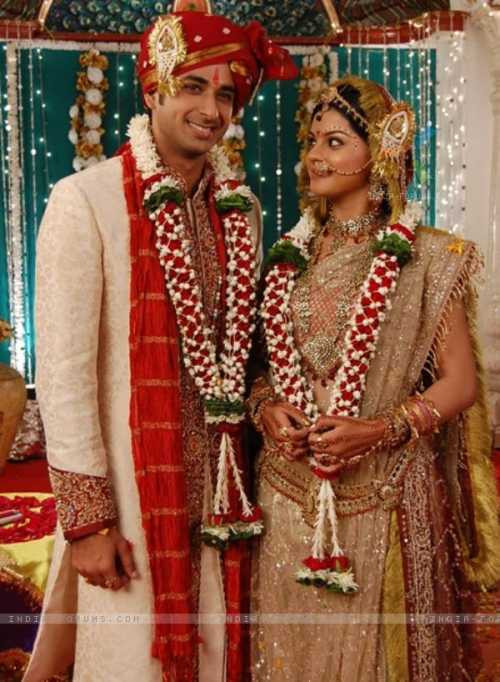 Cô dâu, chú rể thường đeo chuỗi vòng giống nhau,biểu thị sự gắn kết Cô dâu, chú rể thường đeo chuỗi vòng giống nhau,biểu thị sự gắn kết