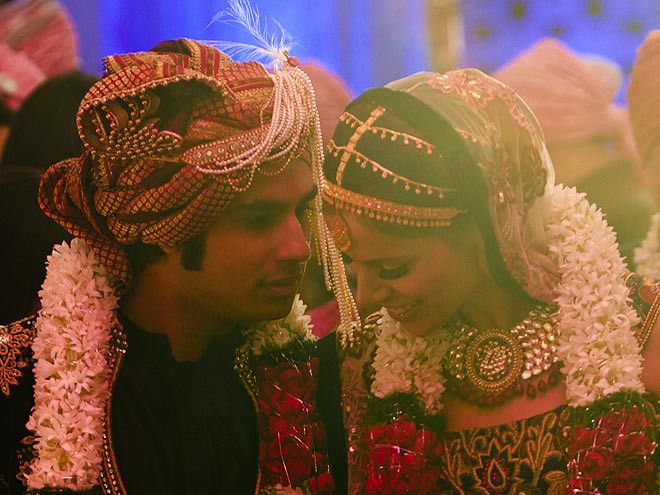 Khi ngôi sao của "Big Bang Theory" Kunal Nayyar kết hôn với cựu Hoa hậu Ấn Độ Neha Kapur tại New Delhi, cặp đôi đã có một đám cưới ngập tràn nét truyền thống đặc sắc của quốc gia Nam Á này. Khi ngôi sao của "Big Bang Theory" Kunal Nayyar kết hôn với cựu Hoa hậu Ấn Độ Neha Kapur tại New Delhi, cặp đôi đã có một đám cưới ngập tràn nét truyền thống đặc sắc của quốc gia Nam Á này.
