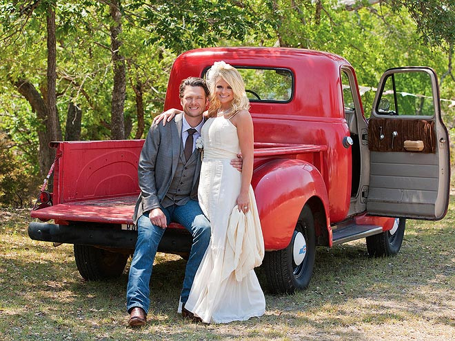Đám cưới của 2 ngôi sao ca nhạc nổi tiếng Blake Shelton và Miranda Lambert diễn ra trong một nhà kho trong một trang trại ở Texas Đám cưới của 2 ngôi sao ca nhạc nổi tiếng Blake Shelton và Miranda Lambert diễn ra trong một nhà kho trong một trang trại ở Texas
