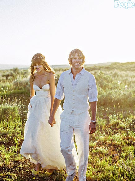 Nam diễn viên Eric Christian Olsen và cô dâu Sarah Wright đã có một đám cưới đơn giản và riêng tư trong khung cảnh thiên nhiên lãng mạn và thơ mộng ở núi Wyoming's Teton Nam diễn viên Eric Christian Olsen và cô dâu Sarah Wright đã có một đám cưới đơn giản và riêng tư trong khung cảnh thiên nhiên lãng mạn và thơ mộng ở núi Wyoming's Teton