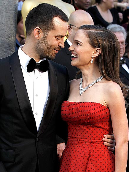 Natalie Portman và vũ công kiêm biên đạo múa Benjamin Millepied với đám cưới theo phong cách Do Thái với thực đơn toàn các món ăn chay. Natalie Portman và vũ công kiêm biên đạo múa Benjamin Millepied với đám cưới theo phong cách Do Thái với thực đơn toàn các món ăn chay.