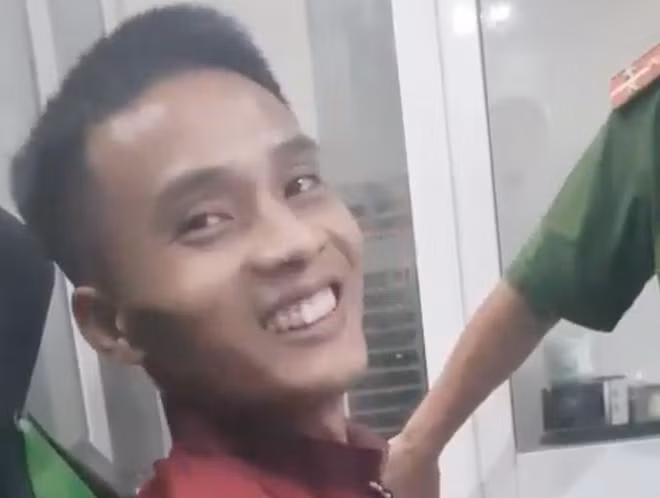 Triệu Quân Sự khi bị bắt. Ảnh: Chụp qua màn hình