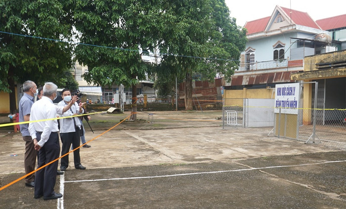 Kiểm soát khu vực cách ly bệnh nhận tại Đakrong. Ảnh Đakrong.gov.vn Kiểm soát khu vực cách ly bệnh nhận tại Đakrong. Ảnh Đakrong.gov.vn