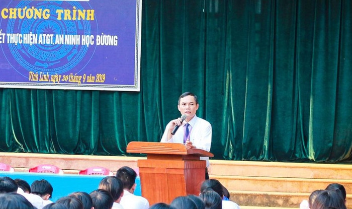 Ông Trần Hữu Dực - hiệu trưởng Trường Trung học phổ thông Cửa Tùng - Vĩnh Linh - Quảng Trị. Ảnh: http://thptcuatung.quangtri.edu.vn/ Ông Trần Hữu Dực - hiệu trưởng Trường Trung học phổ thông Cửa Tùng - Vĩnh Linh - Quảng Trị. Ảnh: http://thptcuatung.quangtri.edu.vn/