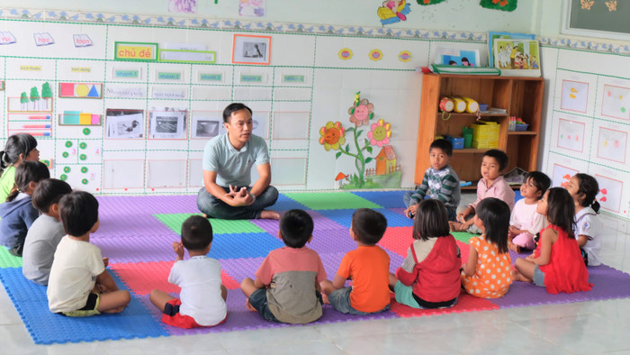 Lớp học của thầy giáo Phạm Văn Thụn. Ảnh: LC