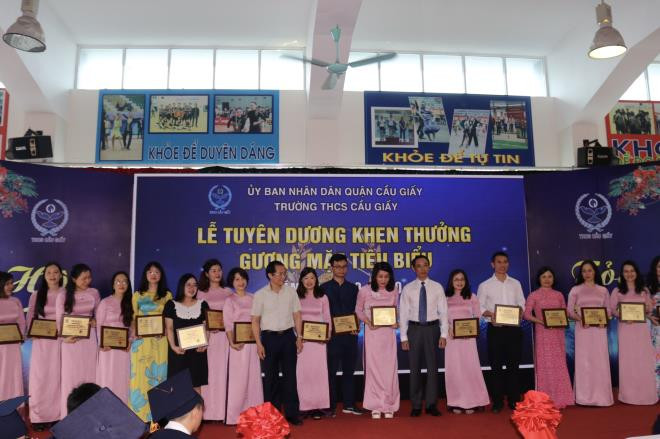Các giáo viên ưu tú được vinh danh vì những đóng góp to lớn cho hoạt động giảng dạy của Nhà trường. Ảnh: Trường Cầu Giấy Các giáo viên ưu tú được vinh danh vì những đóng góp to lớn cho hoạt động giảng dạy của Nhà trường. Ảnh: Trường Cầu Giấy