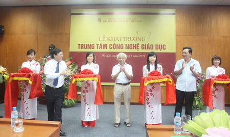 Ngày 21/9/2012, Bộ trưởng Bộ Giáo dục và Đào tạo Phạm Vũ Luận, Giáo sư Hồ Ngọc Đại, Tổng giám đốc Nhà xuất bản Giáo dục Việt Nam Ngô Trần Ái cắt băng Khai trương Trung tâm Công nghệ giáo dục thuộc Nhà xuất bản Giáo dục Việt Nam. (Ảnh: gdtd.vn) Ngày 21/9/2012, Bộ trưởng Bộ Giáo dục và Đào tạo Phạm Vũ Luận, Giáo sư Hồ Ngọc Đại, Tổng giám đốc Nhà xuất bản Giáo dục Việt Nam Ngô Trần Ái cắt băng Khai trương Trung tâm Công nghệ giáo dục thuộc Nhà xuất bản Giáo dục Việt Nam. (Ảnh: gdtd.vn)