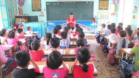 Cô giáo Ðặng Thị Liễu và học sinh khối 1 Trường Tiểu học Kỳ Bá (thành phố Thái Bình) trong tiết học môn tiếng Việt 1 theo chương trình công nghệ giáo dục. Ảnh: Báo Thái Bình. Cô giáo Ðặng Thị Liễu và học sinh khối 1 Trường Tiểu học Kỳ Bá (thành phố Thái Bình) trong tiết học môn tiếng Việt 1 theo chương trình công nghệ giáo dục. Ảnh: Báo Thái Bình.