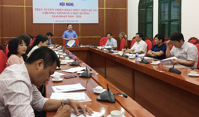 Thầy Chử Xuân Dũng, Giám đốc Sở Giáo dục và Đào tạo Hà Nội kiêm Phó trưởng ban thường trực Ban chỉ đạo đề án sữa học đường Hà Nội giai đoạn 2018-2020 triển khai đề án. Ảnh: Báo Kinh tế & Đô thị. Thầy Chử Xuân Dũng, Giám đốc Sở Giáo dục và Đào tạo Hà Nội kiêm Phó trưởng ban thường trực Ban chỉ đạo đề án sữa học đường Hà Nội giai đoạn 2018-2020 triển khai đề án. Ảnh: Báo Kinh tế & Đô thị.