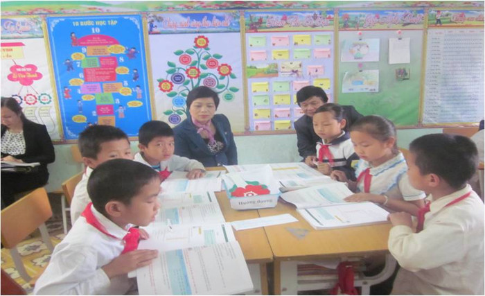 Bà Trần Thị Thắm - Phó vụ trưởng Vụ Giáo dục tiểu học trong một chuyến công tác Điện Biên năm 2014 thăm cơ sở triển khai mô hình VNEN, những trường này phải dùng Tiếng Việt lớp 1 Công nghệ giáo dục. Ảnh: dienbien.edu.vn. Bà Trần Thị Thắm - Phó vụ trưởng Vụ Giáo dục tiểu học trong một chuyến công tác Điện Biên năm 2014 thăm cơ sở triển khai mô hình VNEN, những trường này phải dùng Tiếng Việt lớp 1 Công nghệ giáo dục. Ảnh: dienbien.edu.vn.