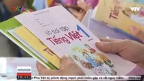 Vở bài tập in sẵn mà cha mẹ học sinh phải trang bị cho con mỗi đầu năm học mới, ảnh chụp màn hình phóng sự của VTV. Vở bài tập in sẵn mà cha mẹ học sinh phải trang bị cho con mỗi đầu năm học mới, ảnh chụp màn hình phóng sự của VTV.