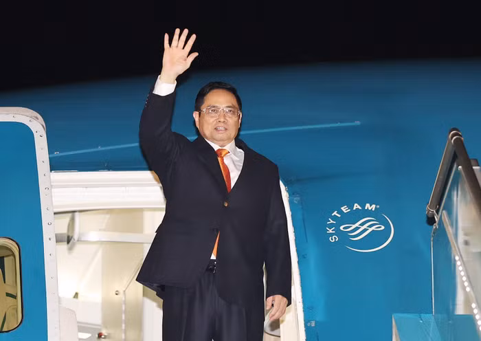 Thủ tướng Chính phủ Phạm Minh Chính dẫn đầu Đoàn đại biểu cấp cao Việt Nam rời Hà Nội, lên đường tham dự Hội nghị lần thứ 26 các bên tham gia Công ước khung của Liên Hợp Quốc về biến đổi khí hậu (COP26), thăm làm việc tại Vương quốc Anh, thăm chính thức nước Cộng hòa Pháp. Ảnh: VGP