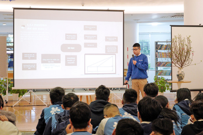 Học sinh tổ chức báo cáo dự án toàn khối 10 và đưa ra những bài học đúc rút từ dự án. Học sinh tổ chức báo cáo dự án toàn khối 10 và đưa ra những bài học đúc rút từ dự án.