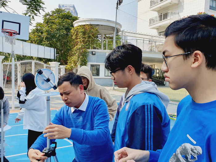 Thầy giáo Nguyễn Đức Thắng hướng dẫn học sinh sử dụng dụng cụ đo đạc. Thầy giáo Nguyễn Đức Thắng hướng dẫn học sinh sử dụng dụng cụ đo đạc.