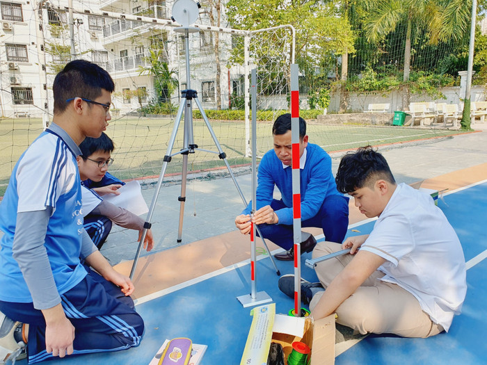 Học sinh thực hành với các dụng cụ đo đạc ngoài trời. Học sinh thực hành với các dụng cụ đo đạc ngoài trời.