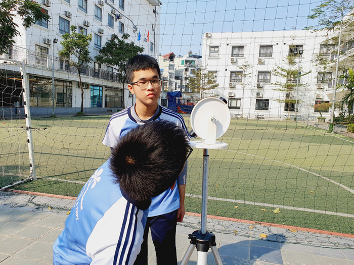 Học sinh thực hành đo chiều cao tòa nhà. Học sinh thực hành đo chiều cao tòa nhà.