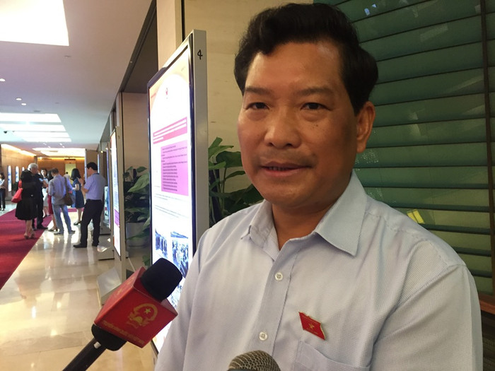 Đại biểu Chu Lê Chinh trao đổi với báo chí bên hành lang Quốc hội. Ảnh: Dung Hà Đại biểu Chu Lê Chinh trao đổi với báo chí bên hành lang Quốc hội. Ảnh: Dung Hà