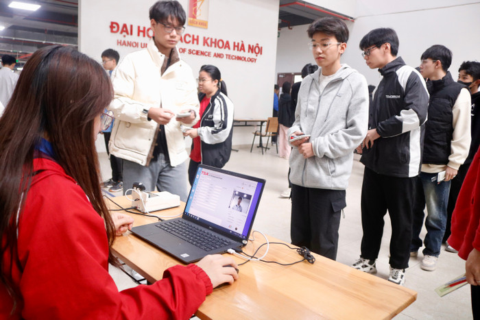 Thí sinh xếp hàng làm thủ tục dự thi _MG_7027.jpeg