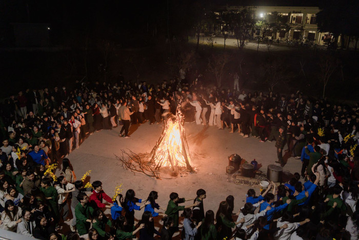 Không khí đốt lửa trại tại Trường Đại học Công nghệ Giao thông Vận tải (cơ sở đào tạo Vĩnh Phúc). Ảnh: Trường Đại học Công nghệ Giao thông Vận tải