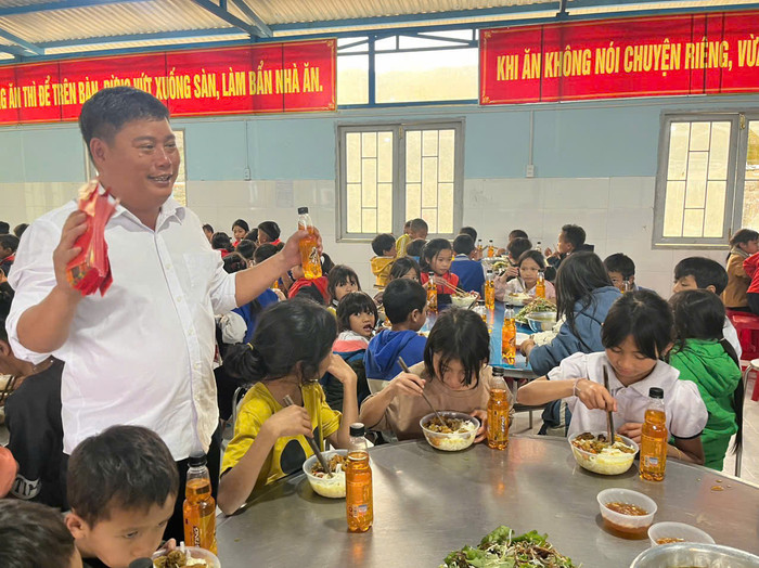 Thầy Nguyễn Khắc Điệp (áo trắng) cùng các em học sinh trong bữa cơm tất niên cuối năm. Ảnh: NVCC z6269690695104_e58ca07087b72faa81ba5032e9b3a518.jpg