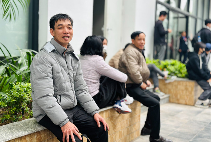 Chú Trần Văn Thiều (51 tuổi, ở Thái Bình) cùng các bậc phụ huynh ngồi chờ ở bên ngoài khu vực thi IMG_1023.jpeg