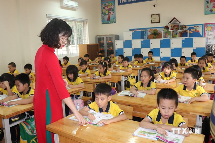 Giờ học của giáo viên và học sinh lớp 1, Trường Tiểu học Liên Bảo, thành phố Vĩnh Yên, tỉnh Vĩnh Phúc. Ảnh: Nguyễn Thảo - TTXVN vna_potal_vinh_phuc_thieu_hon_3000_giao_vien_theo_dinh_muc_7015025.jpg