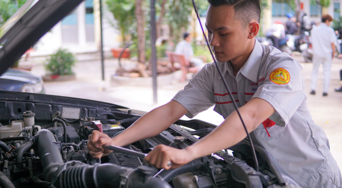Sinh viên ngành Công nghệ ô tô, Trường Cao đẳng Đại Việt Sài Gòn trong một giờ học thực hành thuc-hanh-nganh-o-to-truong-cao-dang-dai-viet-sai-gon (1).jpg